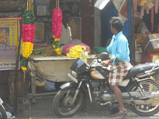 Indienreise - Im Bazar mit Motorrad